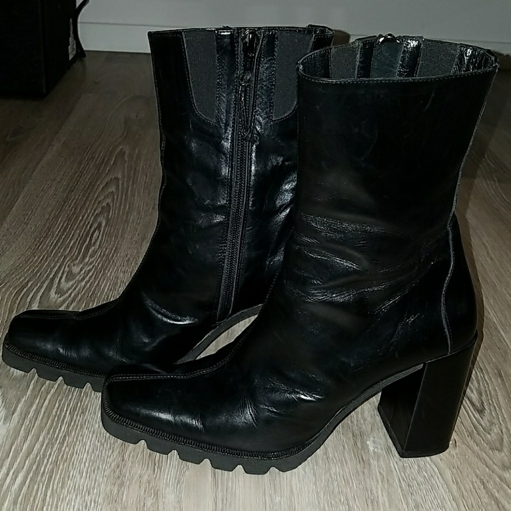 Black Donald J. Pliner boots! Size 7. Pre-owned.